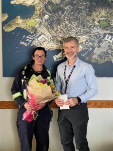 Valerie receiving WiDS award from Tony Winter, with flowers
